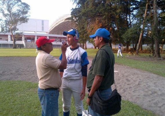 Roberto Velásquez triunfa en El Salvador