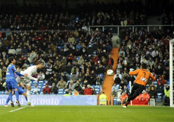 Real Madrid no perdona al Levante y sentencia liga.