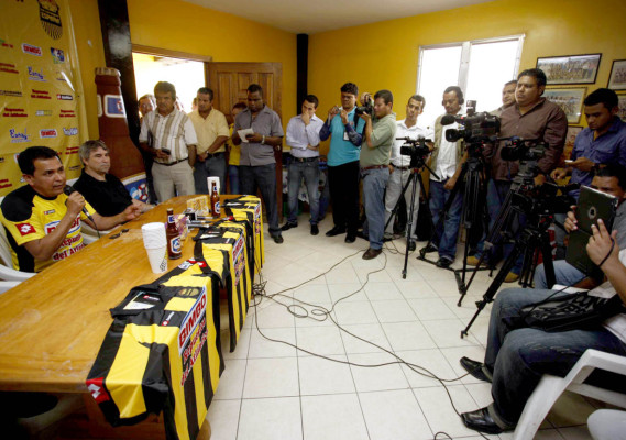 Imágenes de la presentación de Nahún Espinoza como DT del Real España.