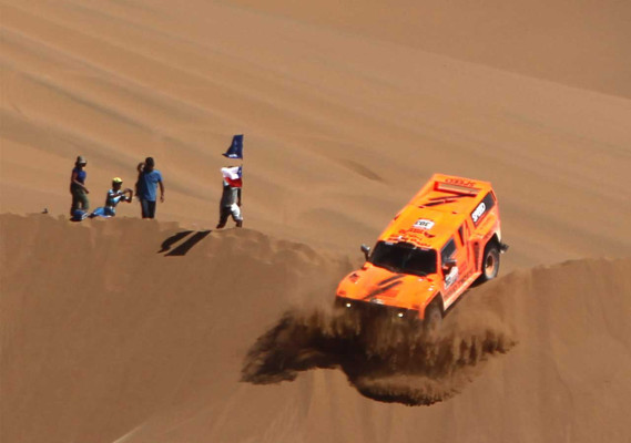 El Dakar, mano a mano entre Peterhansel y Roma.