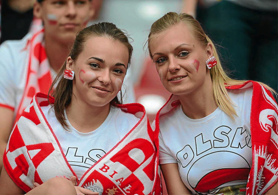Las mejores fotos de las chicas de la Euro 2012.