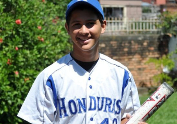 Roberto Velásquez triunfa en El Salvador