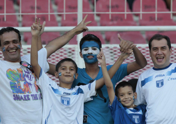 Fiesta catracha en el estadio Olímpico
