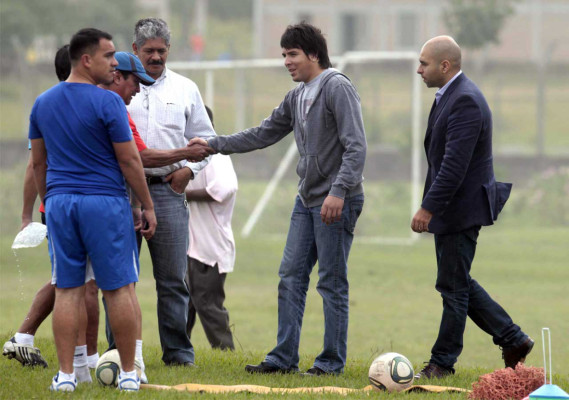 Sebastián Rosano ya la suda con Olimpia