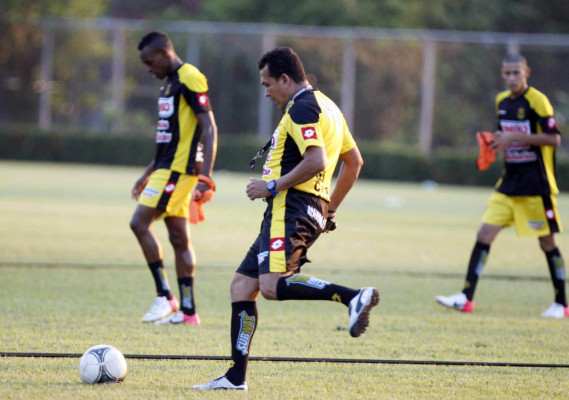 Imágenes de la presentación de Nahún Espinoza como DT del Real España.