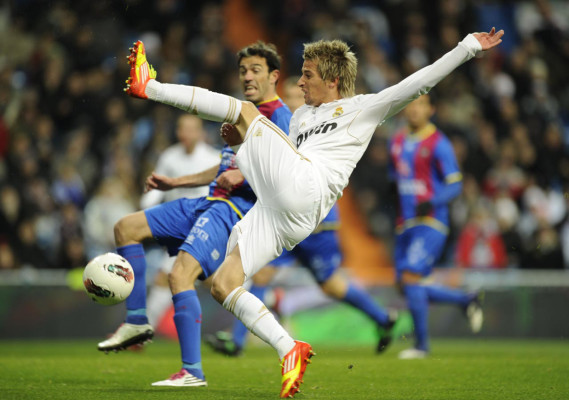 Real Madrid no perdona al Levante y sentencia liga.