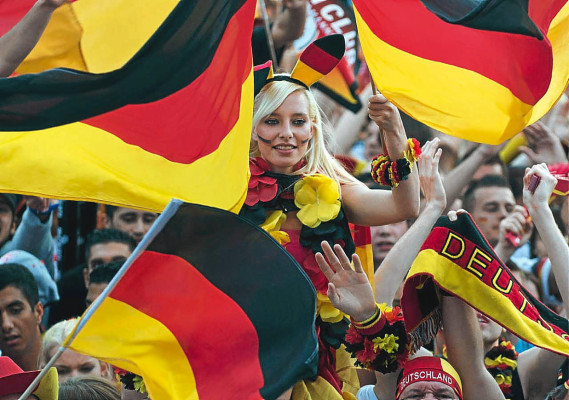 Las mejores fotos de las chicas de la Euro 2012.