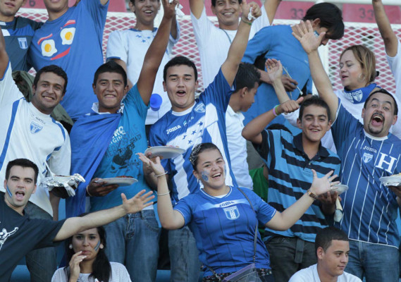 Fiesta catracha en el estadio Olímpico