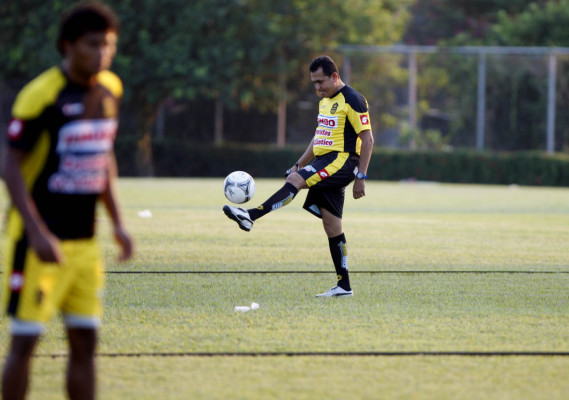 Imágenes de la presentación de Nahún Espinoza como DT del Real España.