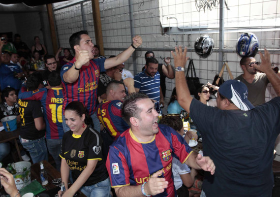 Afición catracha disfruto del clásico español.