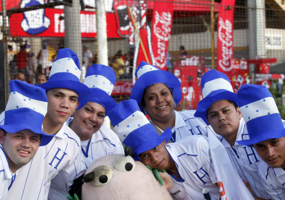 Fiesta catracha en el estadio Olímpico