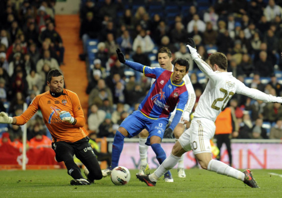 Real Madrid no perdona al Levante y sentencia liga.