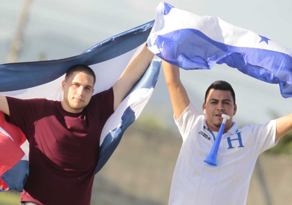 Fiesta catracha en el estadio Olímpico