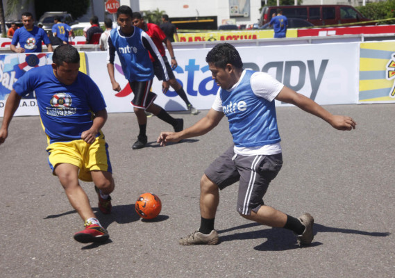 Fotos de fútbol calle organizado por DIEZ.