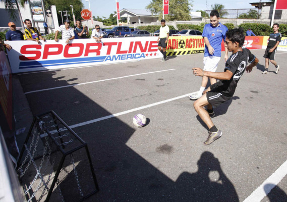 Fotos de fútbol calle organizado por DIEZ.