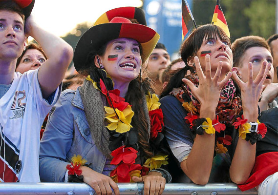 Las mejores fotos de las chicas de la Euro 2012.