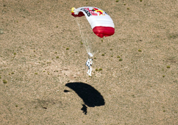 imágenes del histórico salto en caída libre Felix Baumgartner.