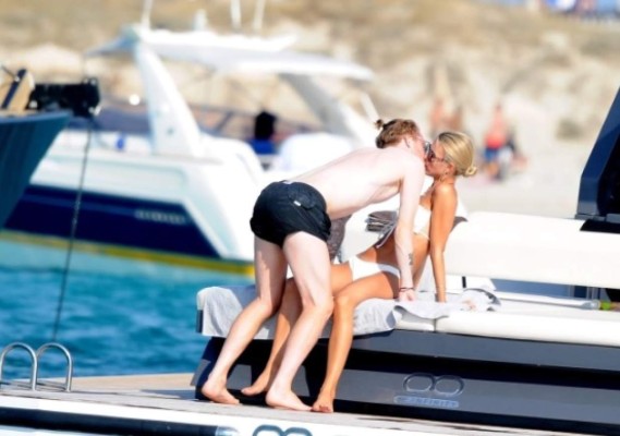 La supermodelo que sale con Marco Reus deslumbra en sus vacaciones a bordo de un yate