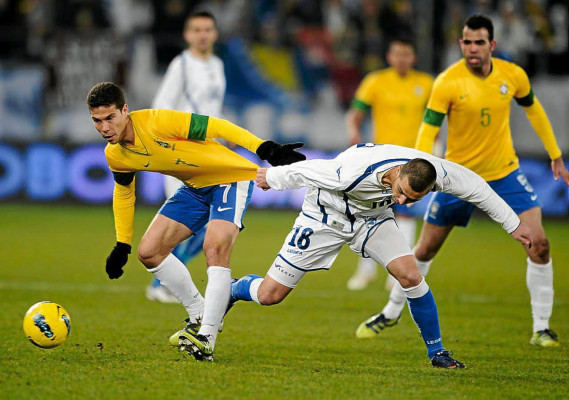 Brasil venció 2-1 a Bosnia gracias a un autogol en tiempo de descuento.