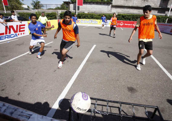 Fotos de fútbol calle organizado por DIEZ.