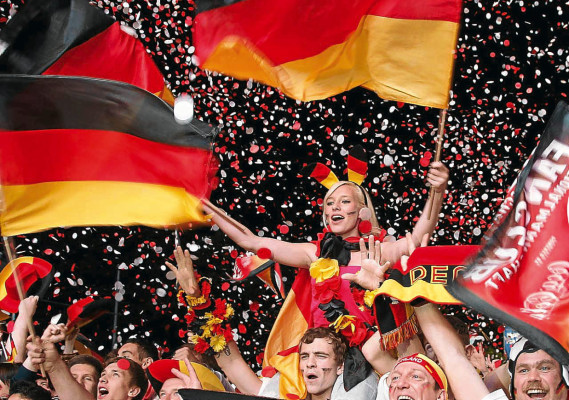 Las mejores fotos de las chicas de la Euro 2012.