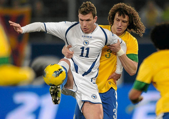 Brasil venció 2-1 a Bosnia gracias a un autogol en tiempo de descuento.
