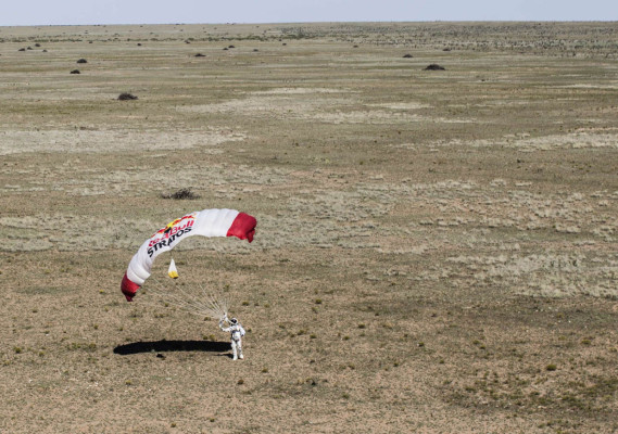 imágenes del histórico salto en caída libre Felix Baumgartner.