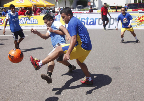 Fotos de fútbol calle organizado por DIEZ.