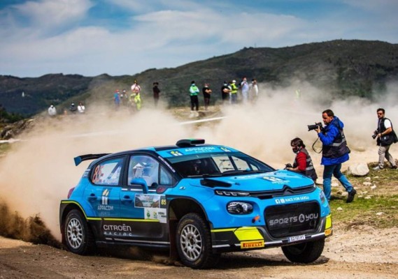 Fue técnico del Chelsea, Tottenham y del Porto; ahora vive su sueño como piloto de Rally