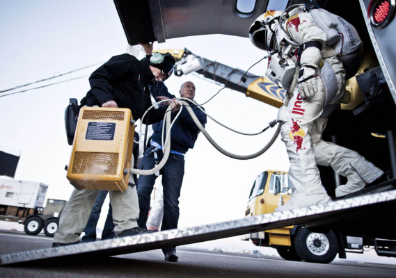 imágenes del histórico salto en caída libre Felix Baumgartner.