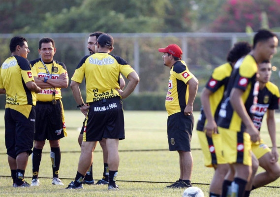 Imágenes de la presentación de Nahún Espinoza como DT del Real España.