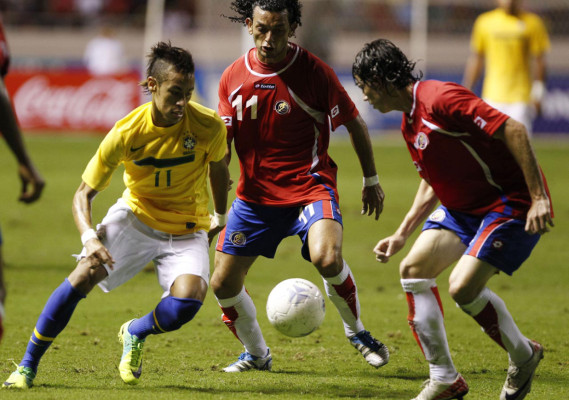 Brasil sufrió para ganarle a Costa Rica.