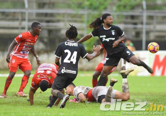 ¡POTRERO! Así de destrozada está la cancha del estadio de Tocoa