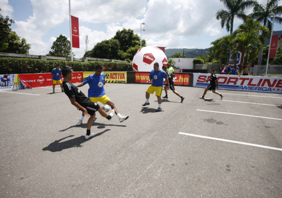 Fotos de fútbol calle organizado por DIEZ.