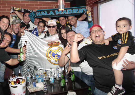 Afición catracha disfruto del clásico español.