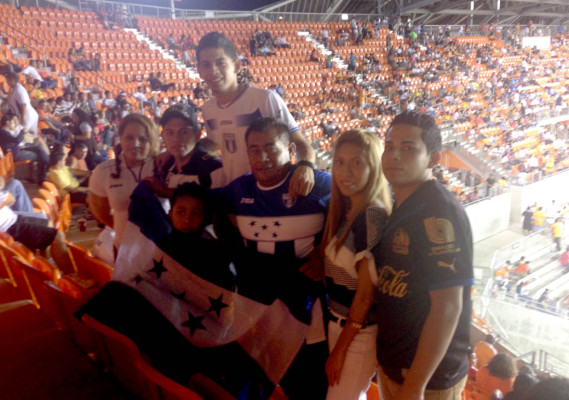 Los hondureños que estuvieron en el BBVA Compass Stadium