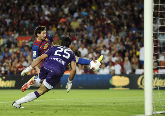 Barça despeja dudas humillando a Osasuna