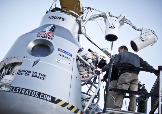 imágenes del histórico salto en caída libre Felix Baumgartner.