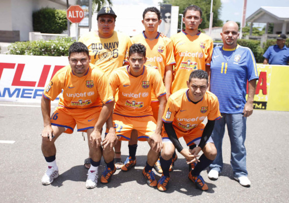 Fotos de fútbol calle organizado por DIEZ.