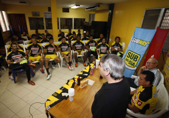 Imágenes de la presentación de Nahún Espinoza como DT del Real España.