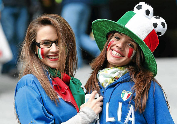 Las mejores fotos de las chicas de la Euro 2012.