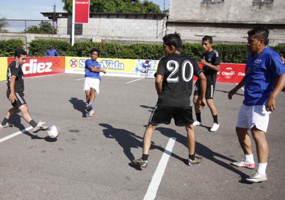 Fotos de fútbol calle organizado por DIEZ.