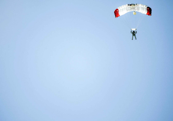 imágenes del histórico salto en caída libre Felix Baumgartner.