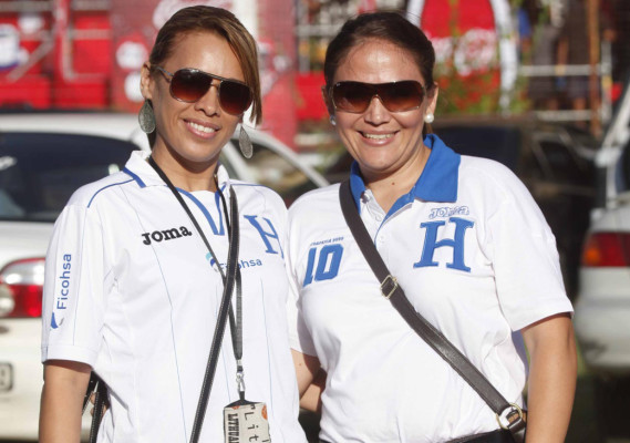 Fiesta catracha en el estadio Olímpico