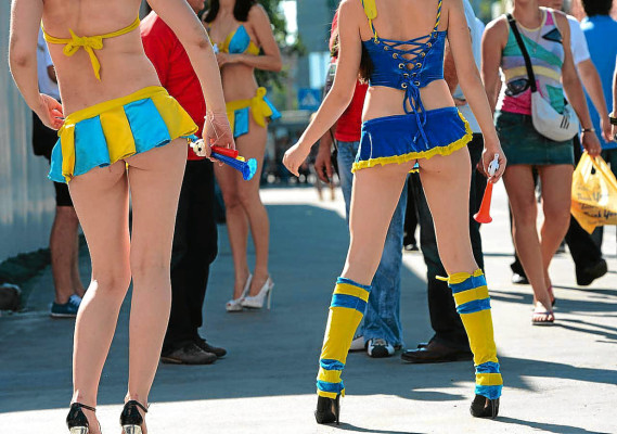 Las mejores fotos de las chicas de la Euro 2012.