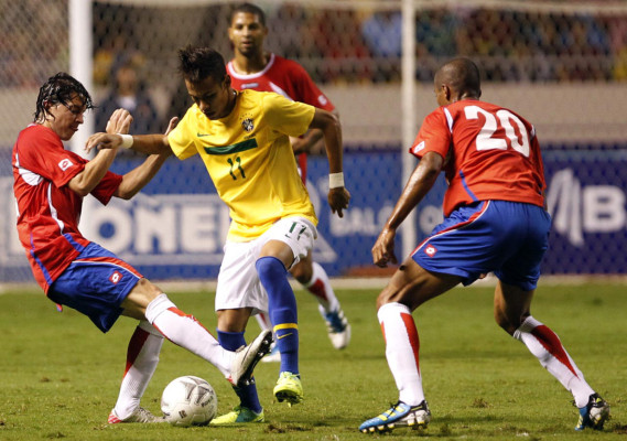 Brasil sufrió para ganarle a Costa Rica.