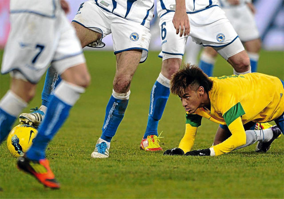 Brasil venció 2-1 a Bosnia gracias a un autogol en tiempo de descuento.