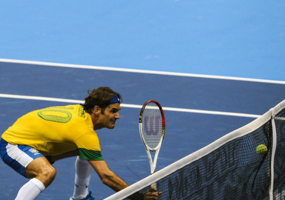 Roger Federer se despidió de Brasil realizó toques con una pelota gigante de tenis.