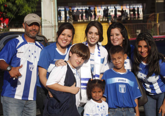 Fiesta catracha en el estadio Olímpico