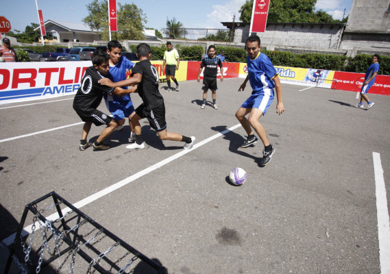 Fotos de fútbol calle organizado por DIEZ.